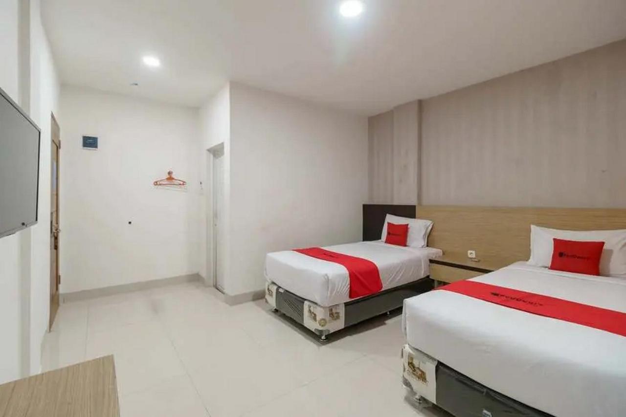 Reddoorz Plus @ Cemara Asri Medan Zewnętrze zdjęcie